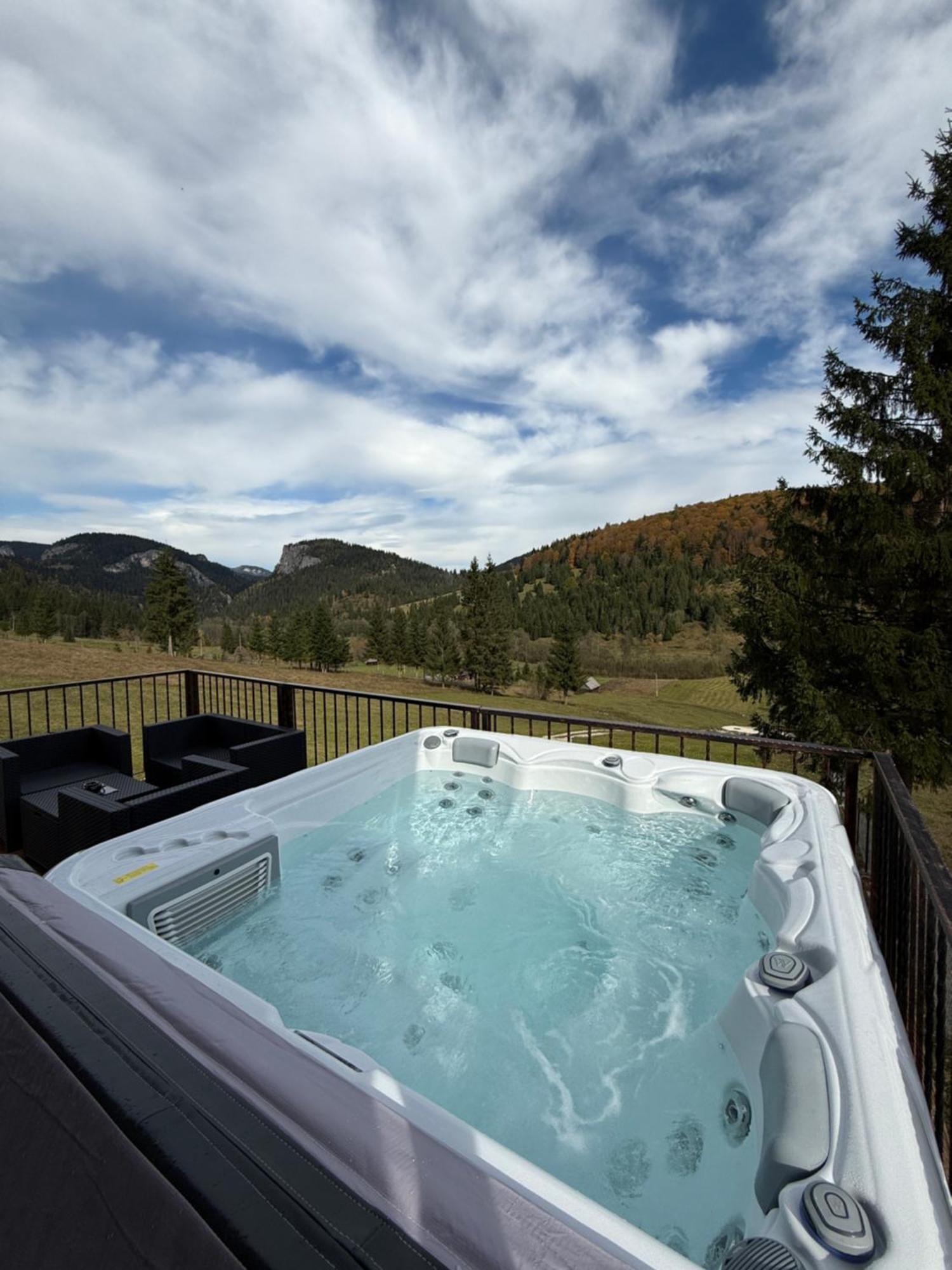 Villa Tiny One Cu Jacuzzi In Tiny Land Lacul Roşu Exterior foto